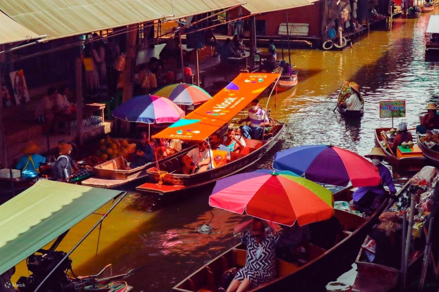Colorful floating market in Thailand with boat vendors and umbrellas – Auasia Travel
